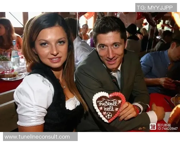 足坛巨星娇妻大盘点谁才是最耀眼的足球美女伴侣