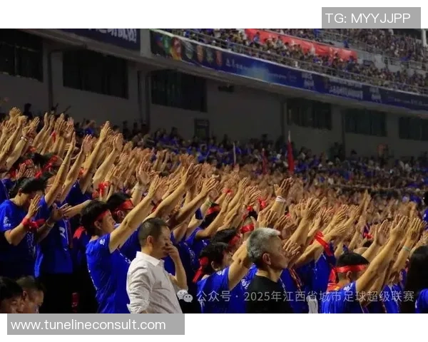 足球巨星同框合影大巴闪耀登场点燃球迷热情欢呼时刻 足球巨星同框合影大巴闪耀登场点燃球迷热情欢呼时刻