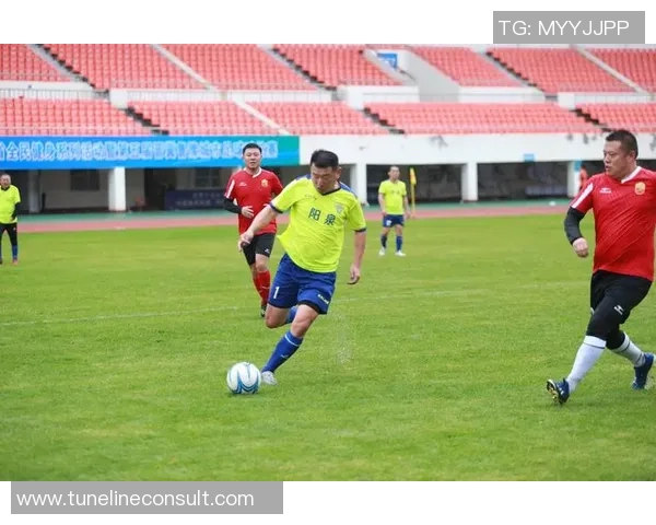足球巨星赛场外清凉瞬间手握冰棍展现轻松幽默一面 足球巨星赛场外清凉瞬间手握冰棍展现轻松幽默一面
