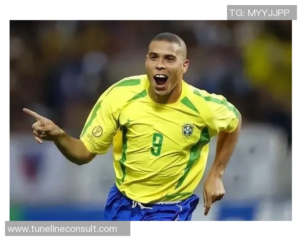 足球巨星风采与技艺的对称探索：从场上表现到场外人生的全方位解析