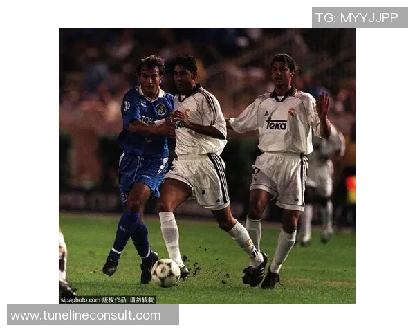 足球球星极速奔跑背后的训练秘诀与比赛关键时刻的冲刺技巧分析