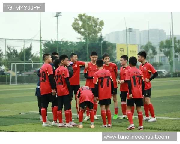 足球球星自拍背后的故事与魅力展现 揭秘镜头前的明星生活与球场之外的真实一面